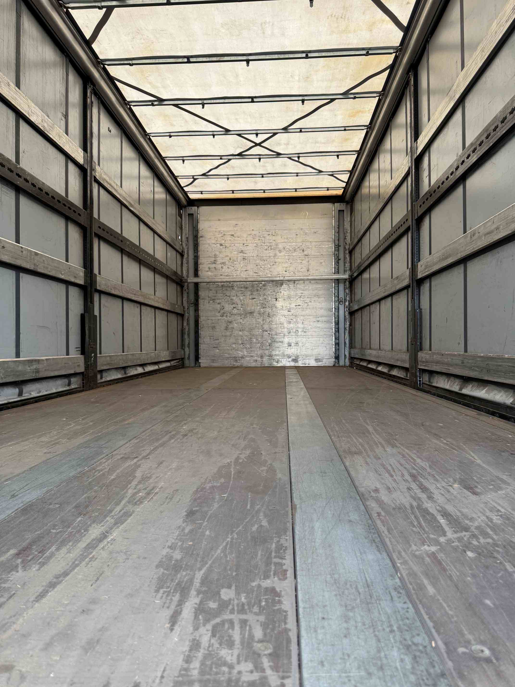 #21678 - Bild: 4 | Plataforma intercambiable, toldo corredizo | BDF System 7.450 mm, Heck Portaltüren, Farbe: weißaluminium