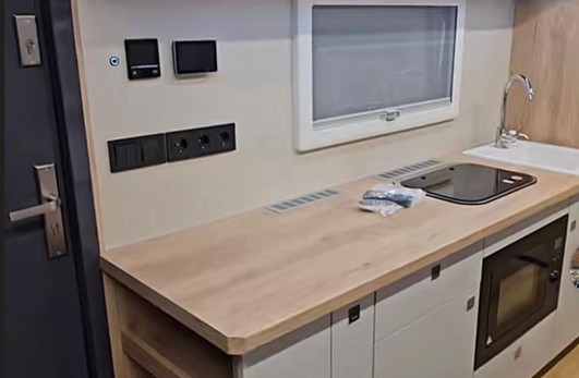 #LA-WORK - Bild: 8 | Wymienna obudowa, sklejka | Work Camper, Modulux WorkHub745, mobile Arbeits- und Wohnkabine, Motor home